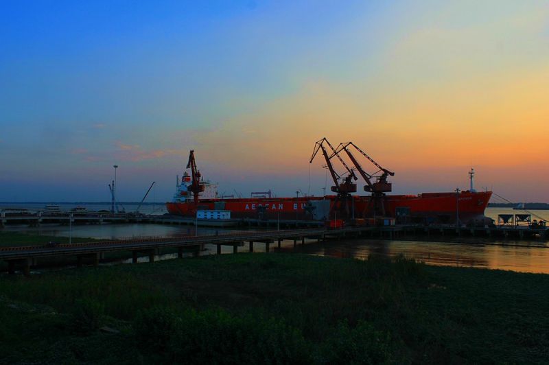 碼頭夜間作業(yè)鳥瞰圖